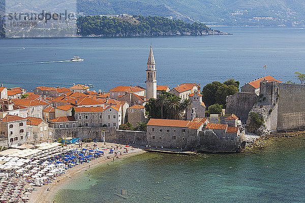Blick über den überfüllten Strand auf die Altstadt (Stari Grad) und die Bucht von Budva  Budva  Montenegro  Europa