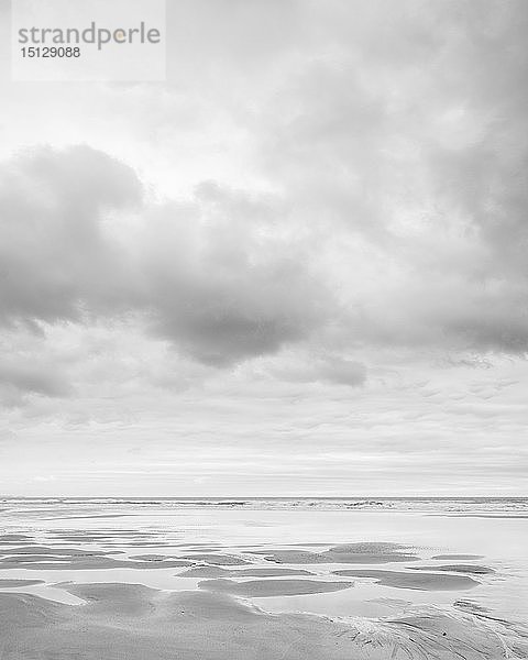 Wolkenformationen und nasser Sand auf dem weitläufigen Strand von Sandymouth  Bude  Cornwall  England  Vereinigtes Königreich  Europa