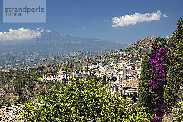Blick über die Stadt vom Griechischen Theater  im Hintergrund der Ätna  Taormina  Messina  Sizilien  Italien  Mittelmeer  Europa