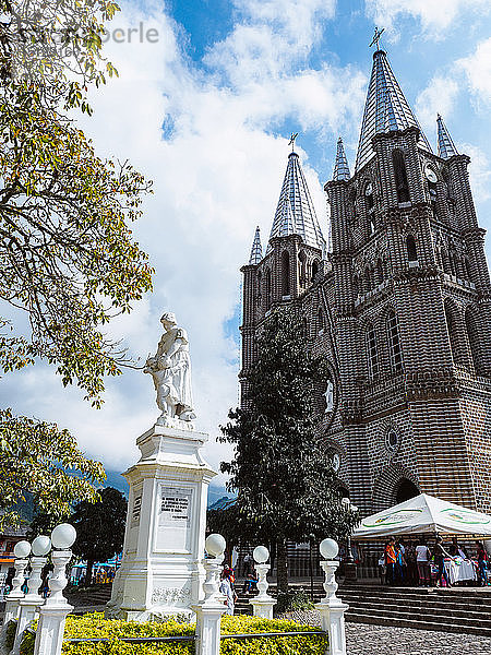 Basilica Menor de la Immaculada Concepcion gegenüber dem Parque Principal und einem Denkmal für Frauen  Jardin  Kolumbien  Südamerika