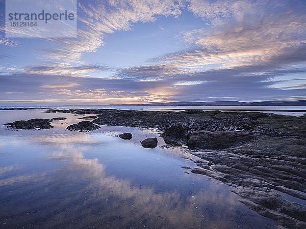 Wintersonnenuntergang von Maer Rocks aus gesehen  in der Nähe von Orcombe Point  Exmouth  Devon  England  Vereinigtes Königreich  Europa