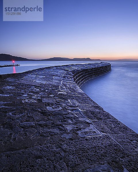 Die als The Cobb bekannte Hafenmauer in Lyme Regis  Dorset  England  Vereinigtes Königreich  Europa
