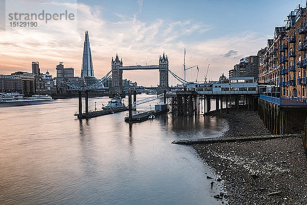 Tower Bridge und The Shard bei Sonnenuntergang  gesehen hinter der Themse  Tower Hamlets  London  England  Vereinigtes Königreich  Europa