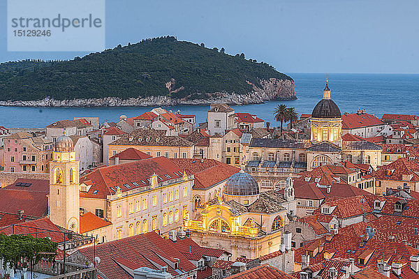 Abenddämmerung über der Altstadt  UNESCO-Weltkulturerbe  Dubrovnik  Kroatien  Europa