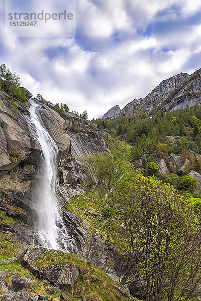 Wasserfall im Ferro-Tal  Val di Mello  Valmalenco  Valtellina  Lombardei  Italien  Europa