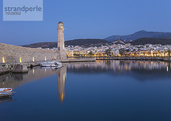 Blick über den Venezianischen Hafen in der Abenddämmerung  Leuchtturm aus dem 16. Jahrhundert spiegelt sich im Wasser  Rethymno (Rethymnon)  Kreta  Griechische Inseln  Griechenland  Europa