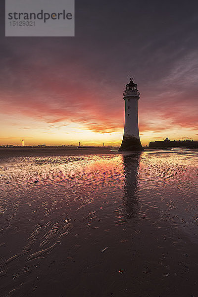 Dramatischer Sonnenaufgang am Perch Rock Lighthouse  New Brighton  Merseyside  The Wirral  England  Vereinigtes Königreich  Europa
