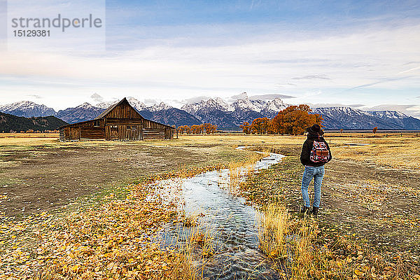 Frau an der Mormon Row und Teton Range  Grand Teton National Park  Wyoming  Vereinigte Staaten von Amerika  Nordamerika