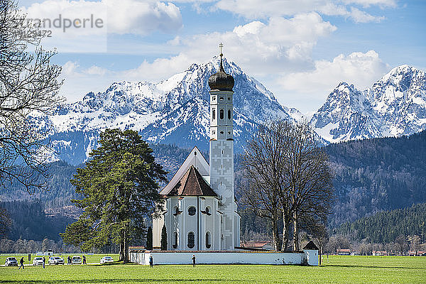 Katholische Kirche St. Coloman mit den Alpen im Hintergrund  Schwangau  Bayern  Deutschland  Europa