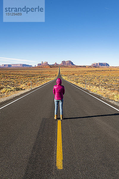 Die Straße  die zum Monument Valley Navajo Tribal Park an der Grenze zwischen Arizona und Utah führt  Vereinigte Staaten von Amerika  Nordamerika