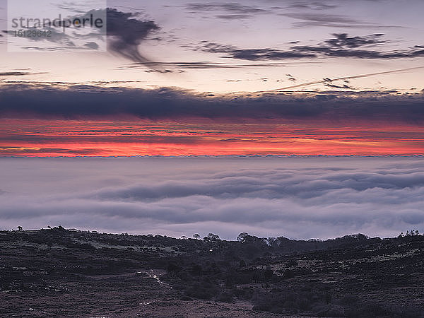 Farben der Morgendämmerung über dem Nebel vom Saddle Tor aus gesehen  Dartmoor National Park  Bovey Tracey  Devon  England  Vereinigtes Königreich  Europa