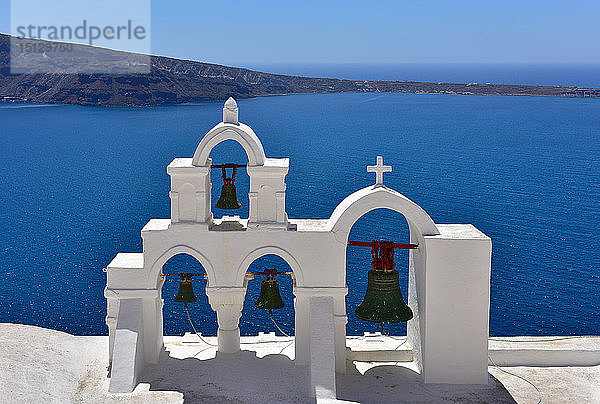 Oia Kirche mit Blick auf das blaue Meer  Oia  Santorini  Kykladen  Ägäische Inseln  Griechische Inseln  Griechenland  Europa