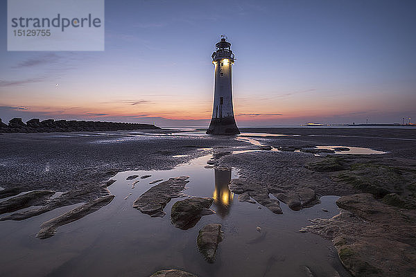 Perch Rock Lighthouse mit Abendmond  New Brighton  Merseyside  The Wirral  England  Vereinigtes Königreich  Europa