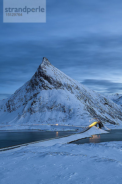 Fredvang-Brücke vor dem Hintergrund eines pyramidenförmigen Berges bei Nacht mit Lichtspuren  Lofoten  Arktis  Norwegen  Europa
