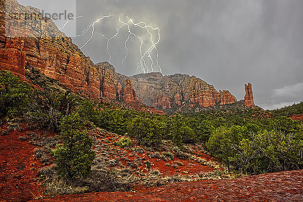 Ein Gewitter  das sich über dem Lee Mountain nordöstlich der Rabbit Ears Formation in Sedona  Arizona  Vereinigte Staaten von Amerika  Nordamerika  zusammenbraut