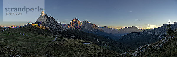 Giau Pass  Gusela  Tofana  Croda del Becco und Cristallo bei Sonnenaufgang  Dolomiten  Veneto  Italien  Europa