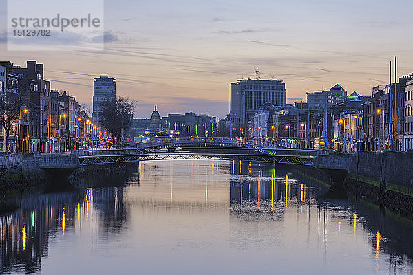 Der Fluss Liffey  Dublin  Republik Irland  Europa