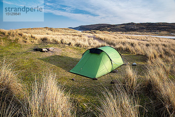 Wildcamping  Zelt am frühen Morgen  Sandwood Bay  Sutherland  Schottland  Vereinigtes Königreich  Europa