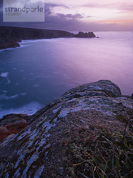 Sonnenaufgang vom Minack Theatre mit Blick auf den Logan Rock bei Porthcurno  Cornwall  England  Vereinigtes Königreich  Europa
