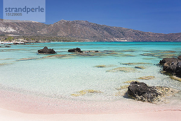 Blick über die Vroulia-Bucht vom typisch rosa Sandstrand  Insel Elafonisi  Elafonisi  Chania  Kreta  Griechische Inseln  Griechenland  Europa