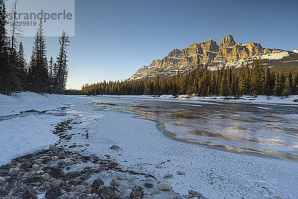 Sonnenuntergang am Castle Mountain mit zugefrorenem Bow River im Winter  Banff National Park  UNESCO Weltkulturerbe  Alberta  Kanadische Rockies  Kanada  Nordamerika