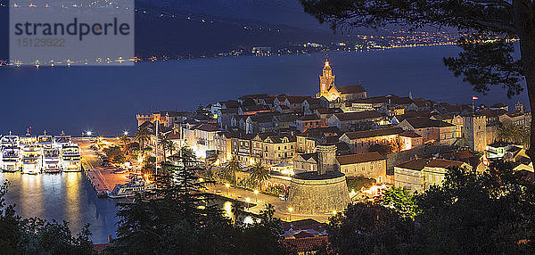 Blick über die Altstadt von Korcula bei Nacht  Insel Korcula  Dalmatien  Kroatien  Europa