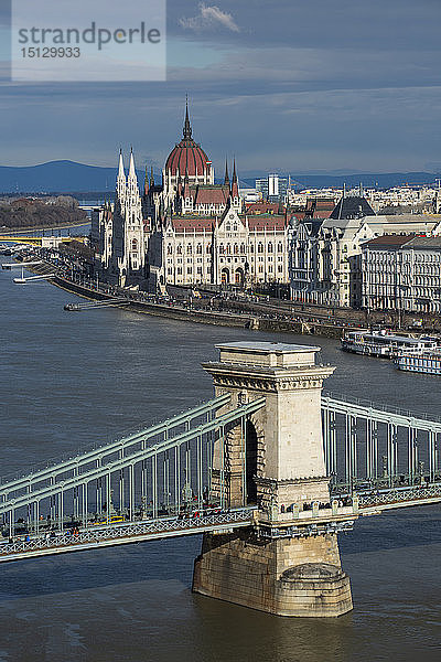 Blick über die Donau auf die Kettenbrücke und das Parlamentsgebäude  UNESCO-Weltkulturerbe  Budapest  Ungarn  Europa
