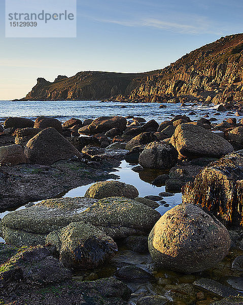 Winterlicher Sonnenuntergang in Nanjizal (Mill Bay) nahe Land's End  Cornwall  England  Vereinigtes Königreich  Europa