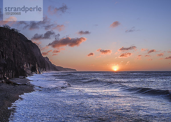 Stürmische See bei Sonnenaufgang an den Klippen in der Küstenstadt Sidmouth  Devon  England  Vereinigtes Königreich  Europa