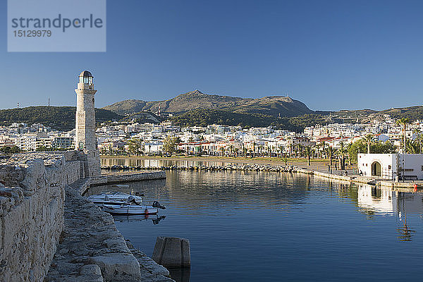 Blick entlang der Ufermauer des venezianischen Hafens  Leuchtturm aus dem 16. Jahrhundert  Rethymno (Rethymnon)  Kreta  Griechische Inseln  Griechenland  Europa