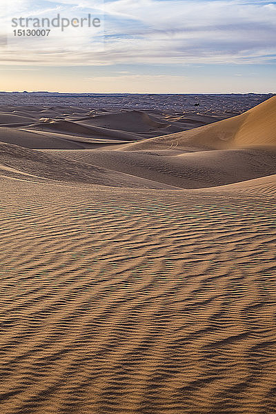 Sonnenuntergang in den riesigen Sanddünen der Sahara-Wüste  Timimoun  Westalgerien  Nordafrika  Afrika