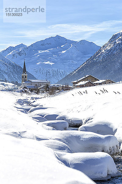 Wildbach mit Kirche im Winterschnee  Livigno  Valtellina  Lombardei  Italien  Europa