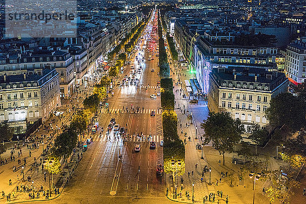 Avenue des Champs-Elysees bei Nacht  Paris  Frankreich  Europa
