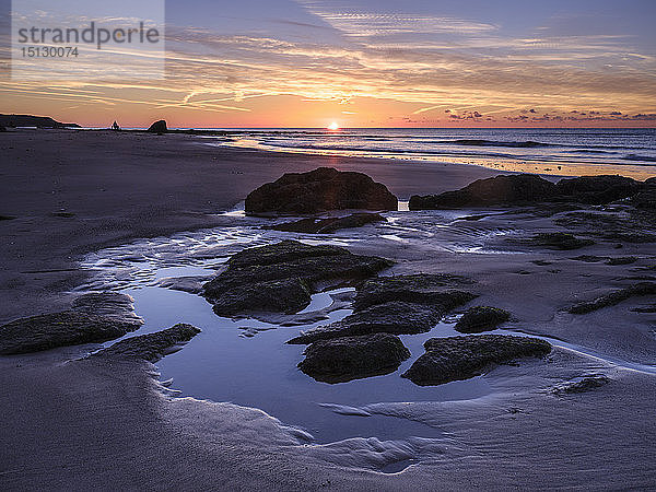 Sonnenaufgang an der Küste mit Felsen und Felsbecken am Orcombe Point  Exmouth  Devon  England  Vereinigtes Königreich  Europa