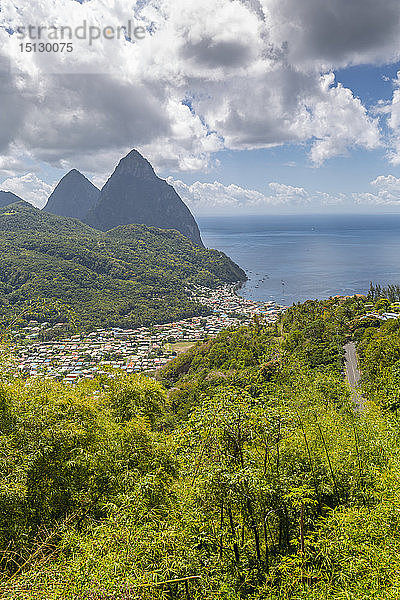 Blick auf Soufriere mit den Pitons  UNESCO-Weltkulturerbe  dahinter  St. Lucia  Inseln über dem Winde  Westindische Inseln  Karibik  Mittelamerika