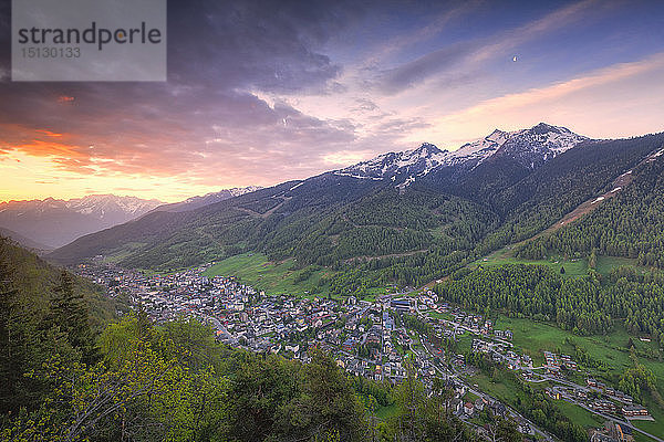 Sonnenaufgang über dem Dorf von oben  Aprica  Orobie Alpen  Valtellina  Lombardei  Italien  Europa