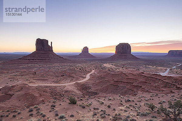Sandsteinfelsen im Monument Valley Navajo Tribal Park an der Grenze zwischen Arizona und Utah  Vereinigte Staaten von Amerika  Nordamerika