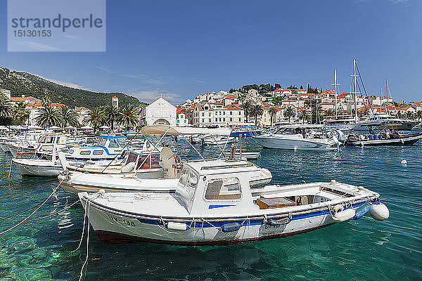 Blick vom Hafen auf die Kathedrale und das Arsenal von Sveti Stjepan  Hvar  Insel Hvar  Dalmatien  Kroatien  Europa