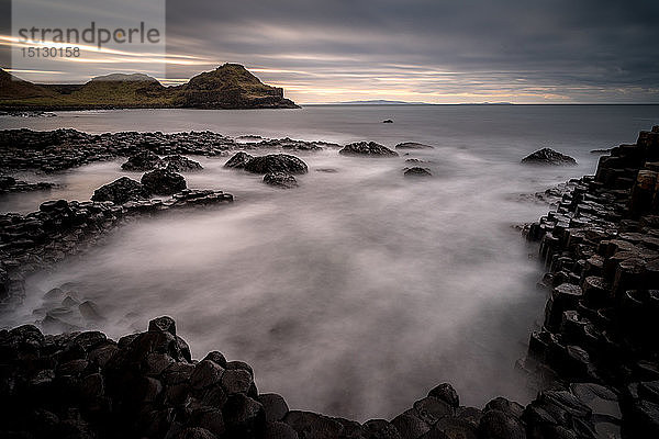 Giant's Causeway bei Sonnenuntergang  UNESCO-Weltkulturerbe  County Antrim  Nordirland  Vereinigtes Königreich  Europa