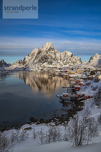 Das Fischerdorf Reine im Winter  Reinefjord  Moskenesoya  Lofoten  Arktis  Norwegen  Europa