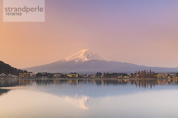 Sonnenaufgang über dem Berg Fuji  UNESCO-Weltkulturerbe  gespiegelt im Kawaguchi-See  Japan  Asien