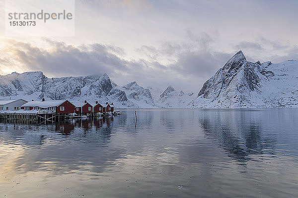 Fischerdorf im Winter  Hamnoy  Lofoten Inseln  Arktis  Norwegen  Europa