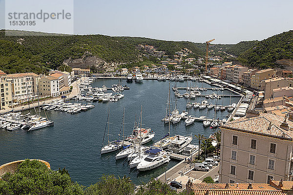 Boote im Yachthafen der südkorsischen Stadt Bonifacio  Korsika  Frankreich  Mittelmeer  Europa