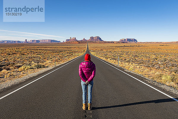 Die Straße  die zum Monument Valley Navajo Tribal Park an der Grenze zwischen Arizona und Utah führt  Vereinigte Staaten von Amerika  Nordamerika