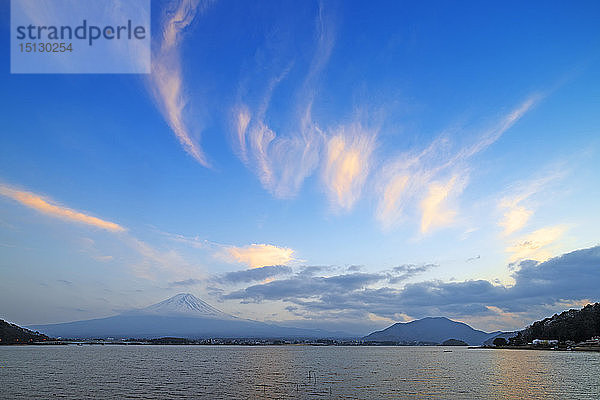 Berg Fuji  3776m  UNESCO-Weltkulturerbe  und Kawaguchiko-See  Präfektur Yamanashi  Honshu  Japan  Asien