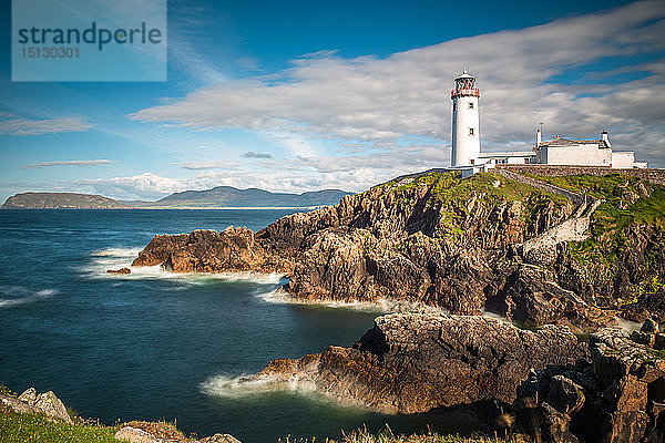 Seelandschaft mit Leuchtturm von Fanad Head an der Küste der Grafschaft Donegal  Region Ulster  Republik Irland  Europa