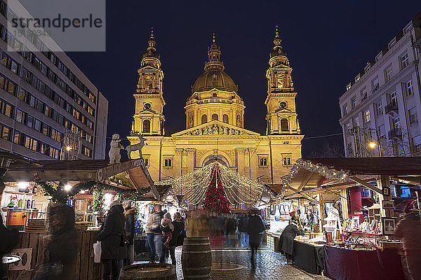 Weihnachtliche Stände bei Nacht vor der St. Stephans Basilika in Budapest  Ungarn  Europa