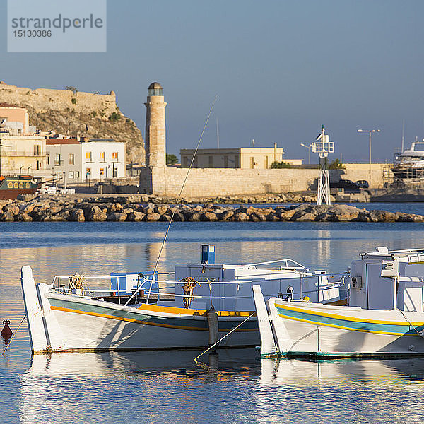 In der Bucht vertäute Fischerboote  früher Morgen  historischer Leuchtturm im Hintergrund  Rethymno (Rethymnon)  Kreta  Griechische Inseln  Griechenland  Europa