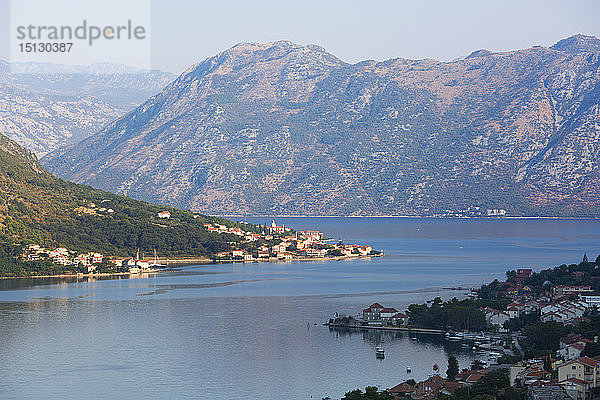 Blick über die Bucht von Kotor von der Stadtmauer  früh morgens  das Dorf Prcanj prominent  Kotor  UNESCO-Weltkulturerbe  Montenegro  Europa