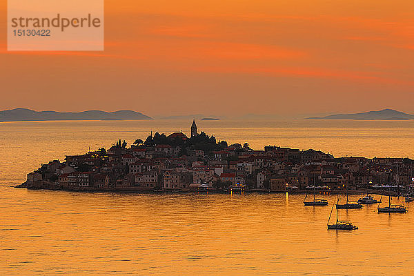 Primosten bei Sonnenuntergang  Adriaküste  Dalmatien  Kroatien  Europa